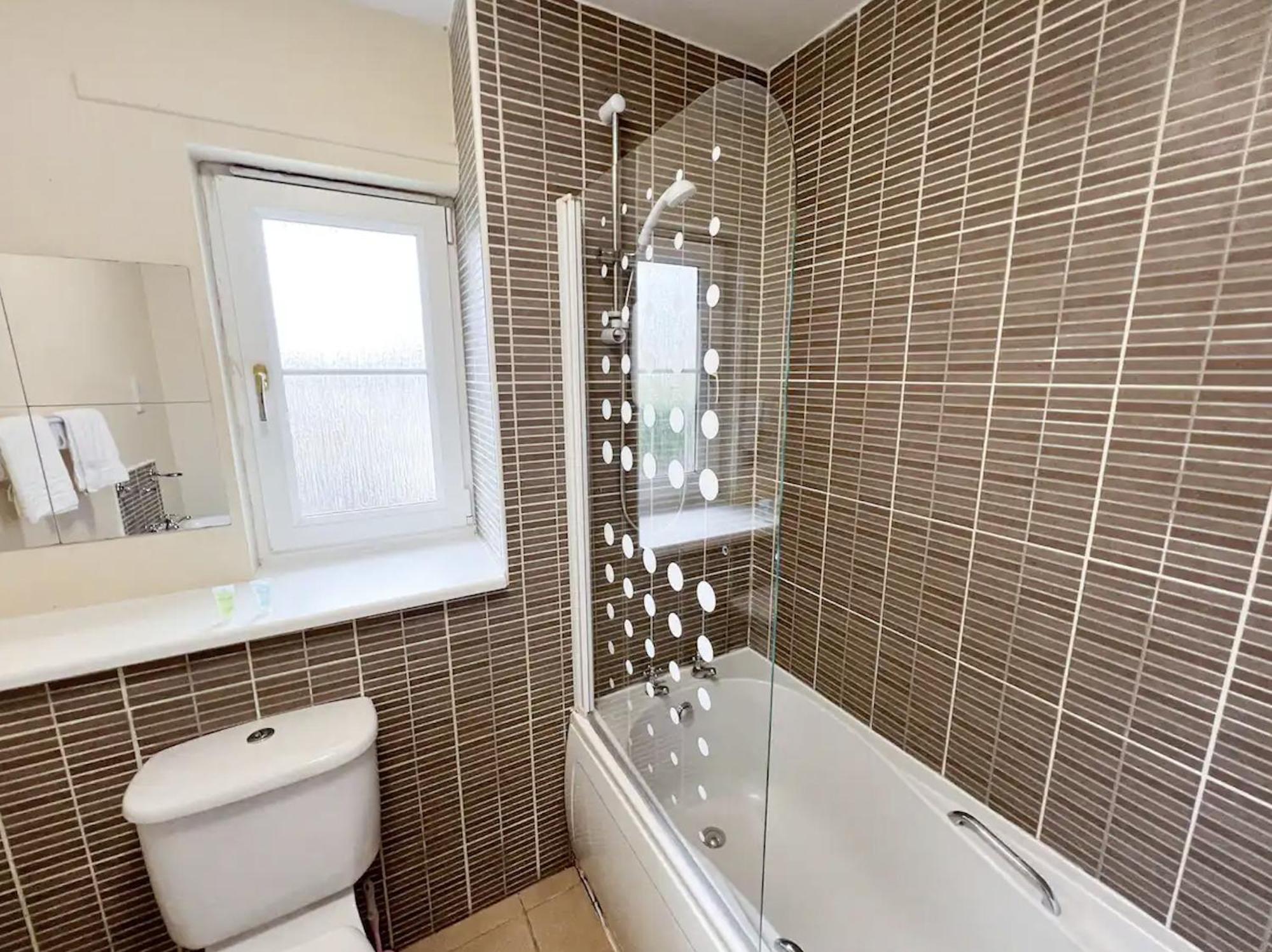 Glasgow Central - Entire House - Free Parking , Free Super Fast Wifi , Private Garden & Parking Security Exterior photo